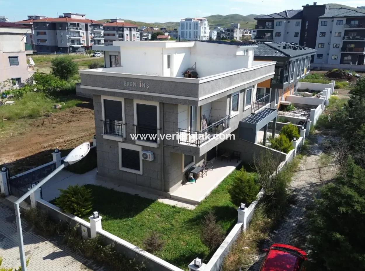 Duplex Villa With Corner Location, Large Garden, Terrace In Seferihisar Çolakibrahimbey