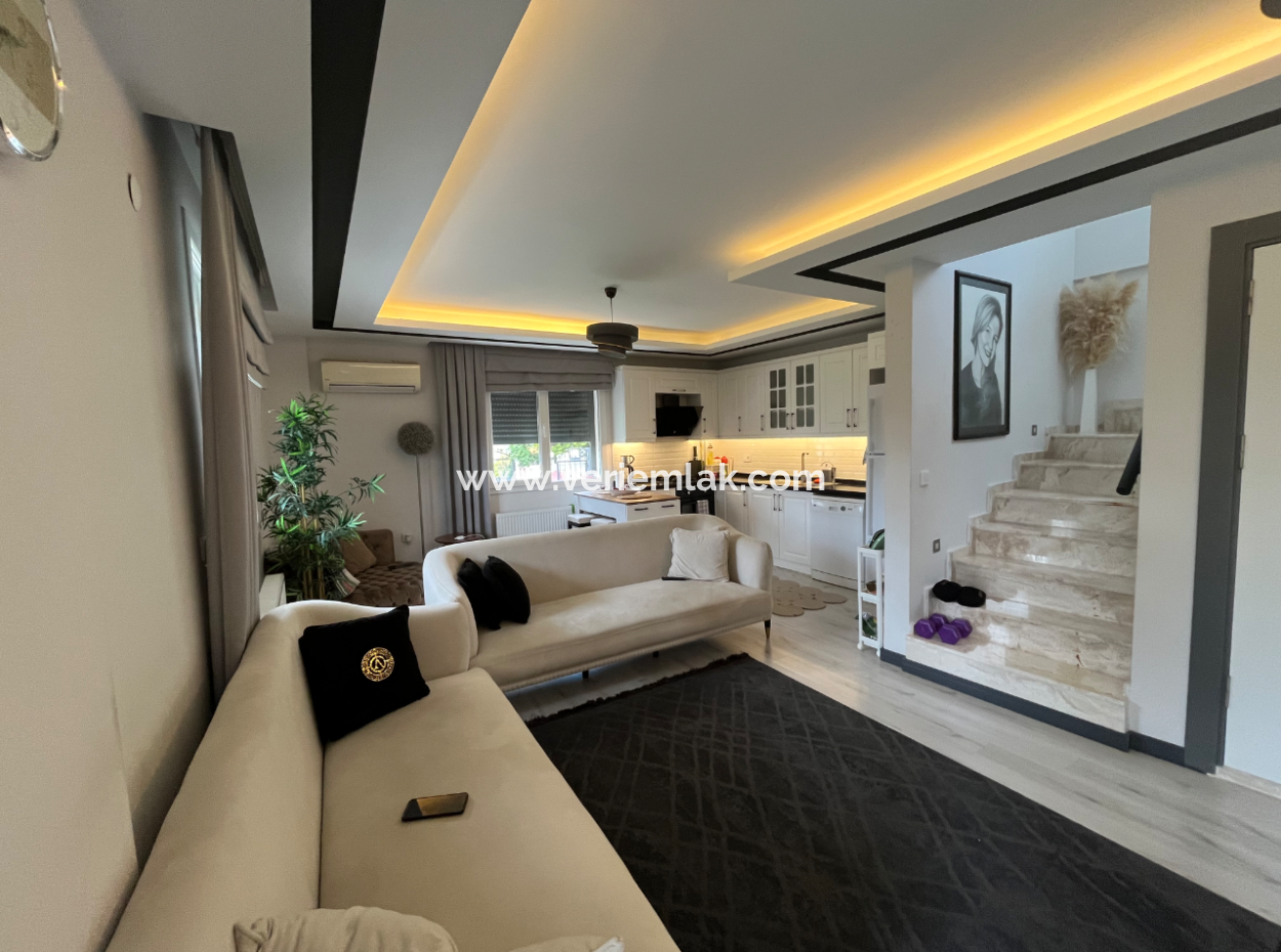 Duplex Villa With Corner Location, Large Garden, Terrace In Seferihisar Çolakibrahimbey