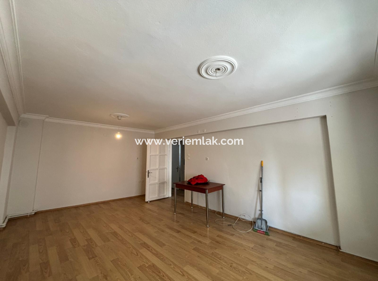 1St Floor Combi Flat For Rent On Alsancak Kahramanlar Akincilar Street!