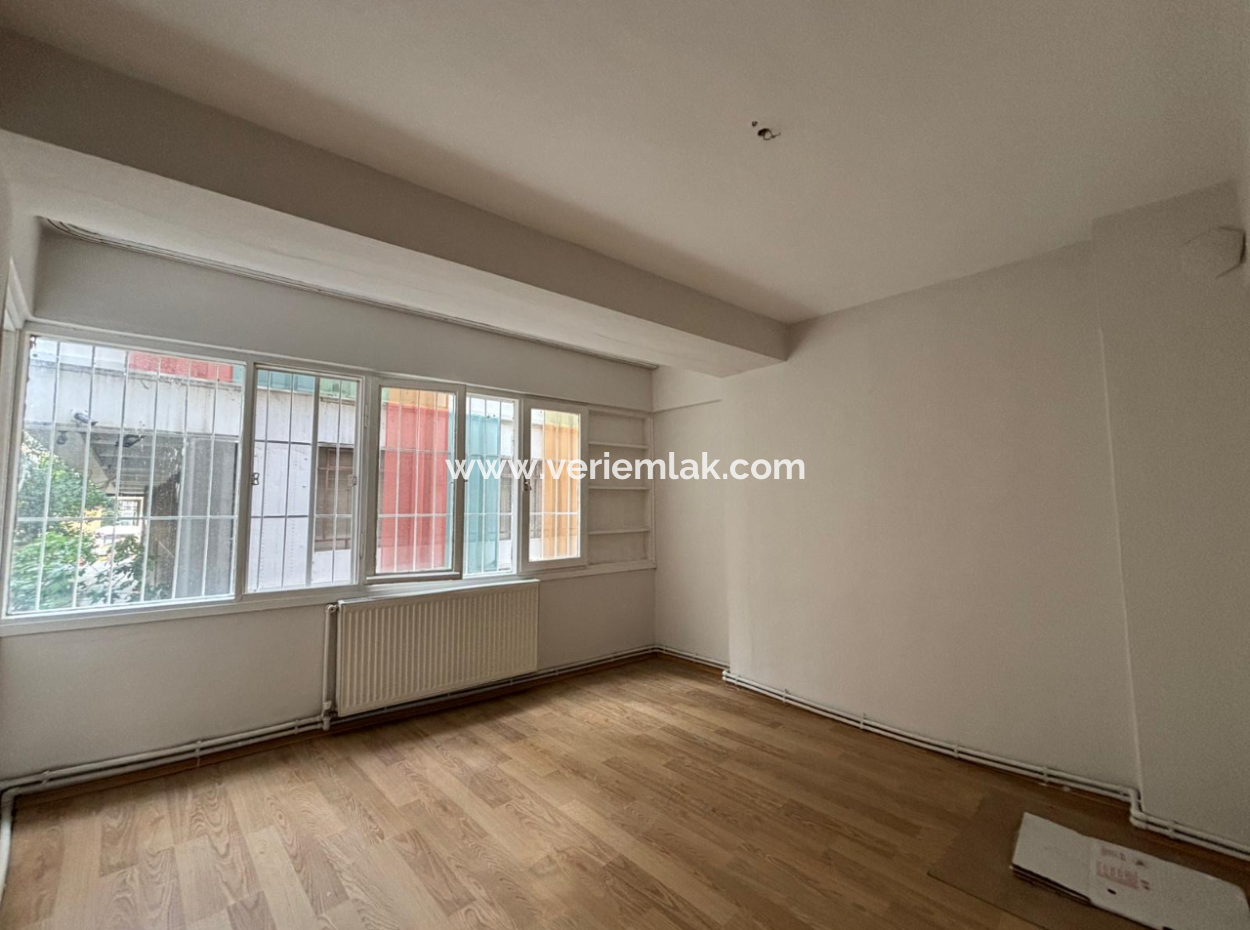 1St Floor Combi Flat For Rent On Alsancak Kahramanlar Akincilar Street!