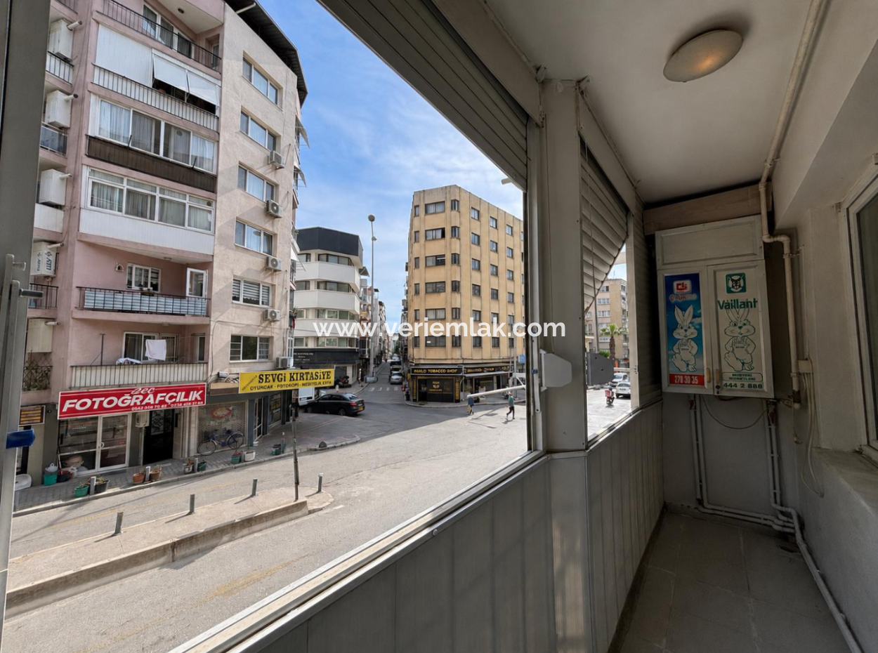 1St Floor Combi Flat For Rent On Alsancak Kahramanlar Akincilar Street!