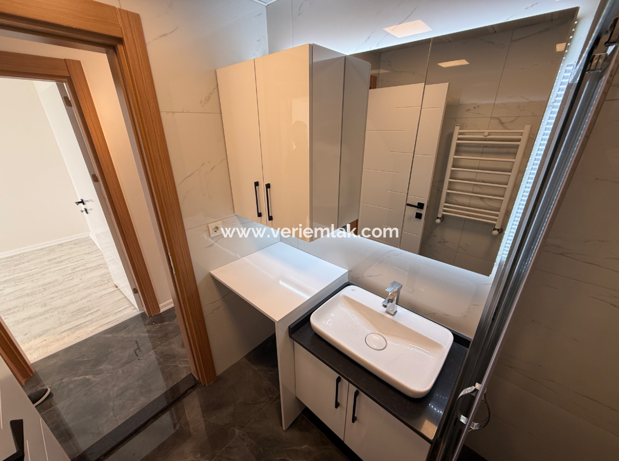 Fully Renovated Mezzanine Floor With Parking Lot Next To Göztepe Stadium In Güzelyali