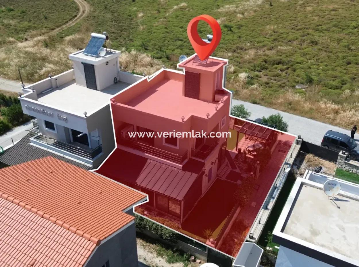 Villa Offering Comfortable And Pleasant Living Space In Seferihisar Akarca