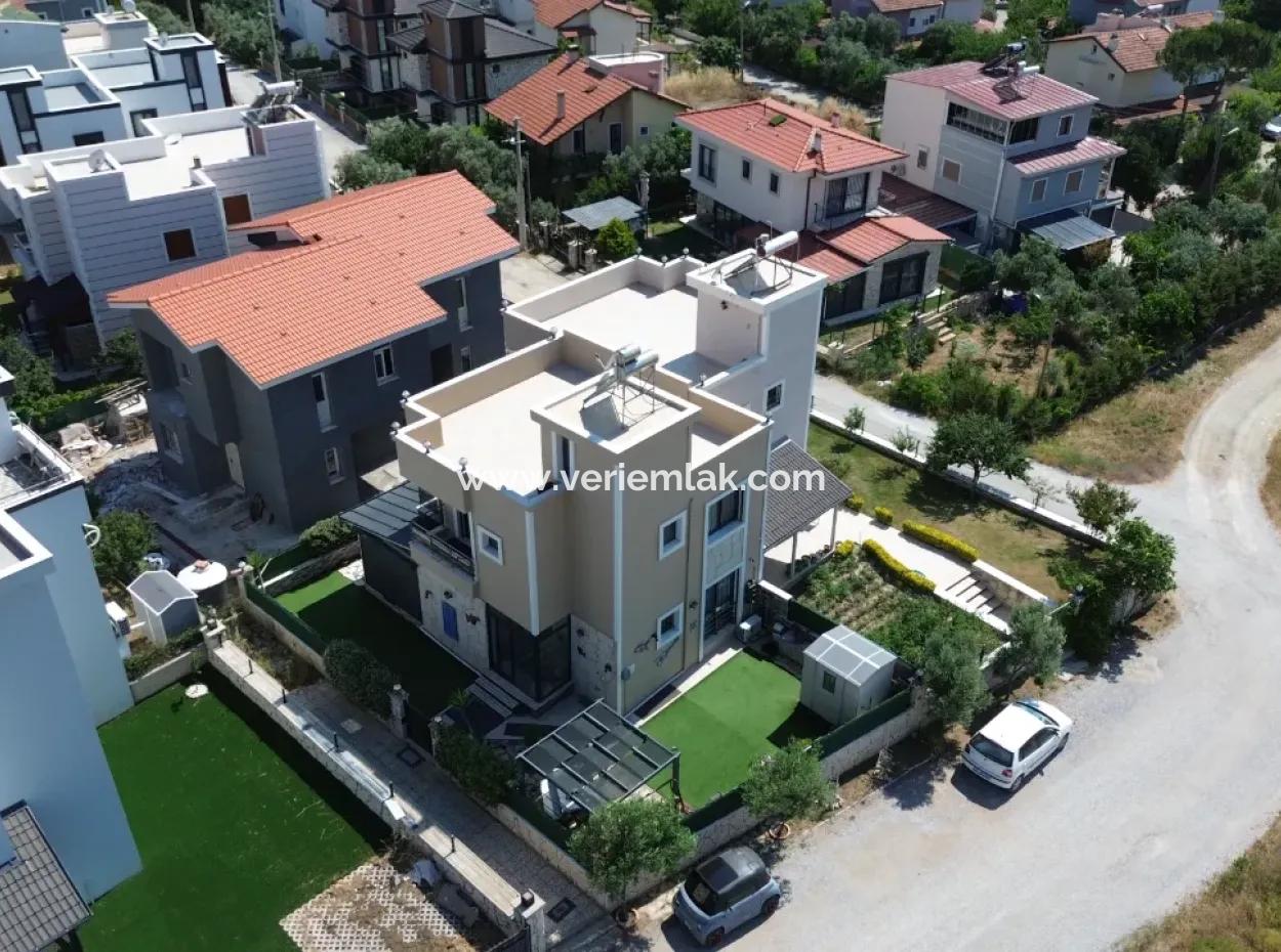 Villa Offering Comfortable And Pleasant Living Space In Seferihisar Akarca