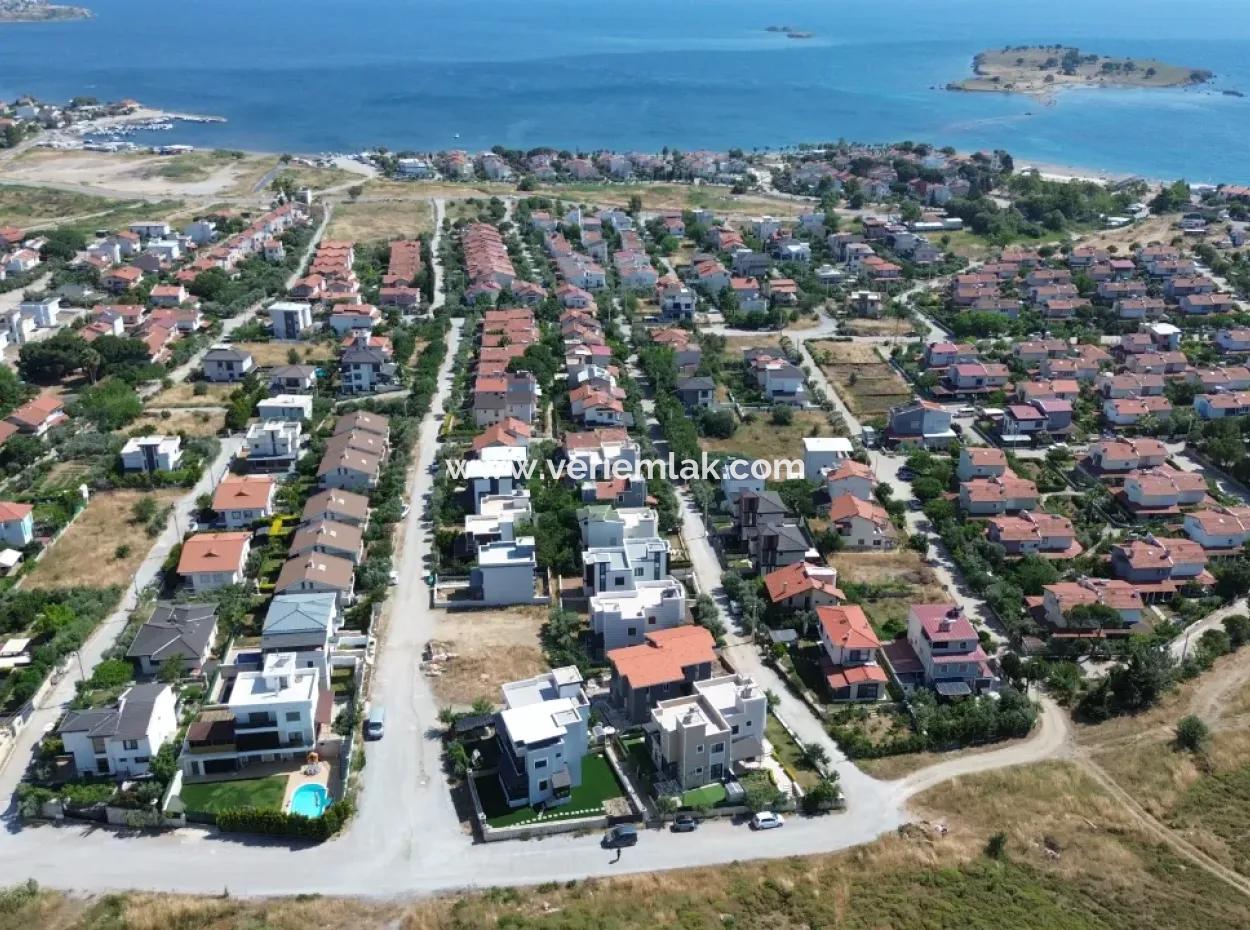 Villa Offering Comfortable And Pleasant Living Space In Seferihisar Akarca