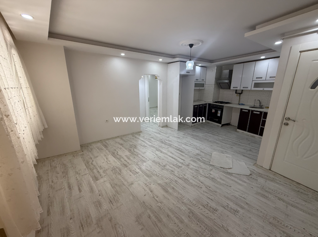 Detached Entrance Renovated Flat Close To The Street In Göztepe