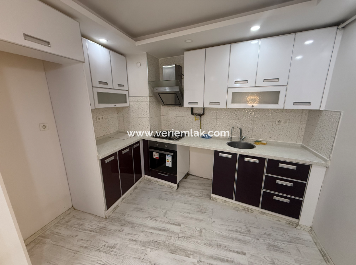 Detached Entrance Renovated Flat Close To The Street In Göztepe