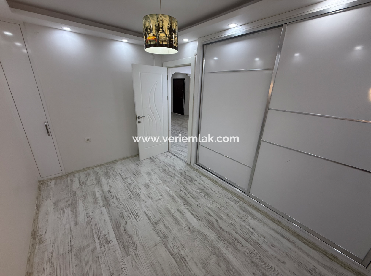 Detached Entrance Renovated Flat Close To The Street In Göztepe