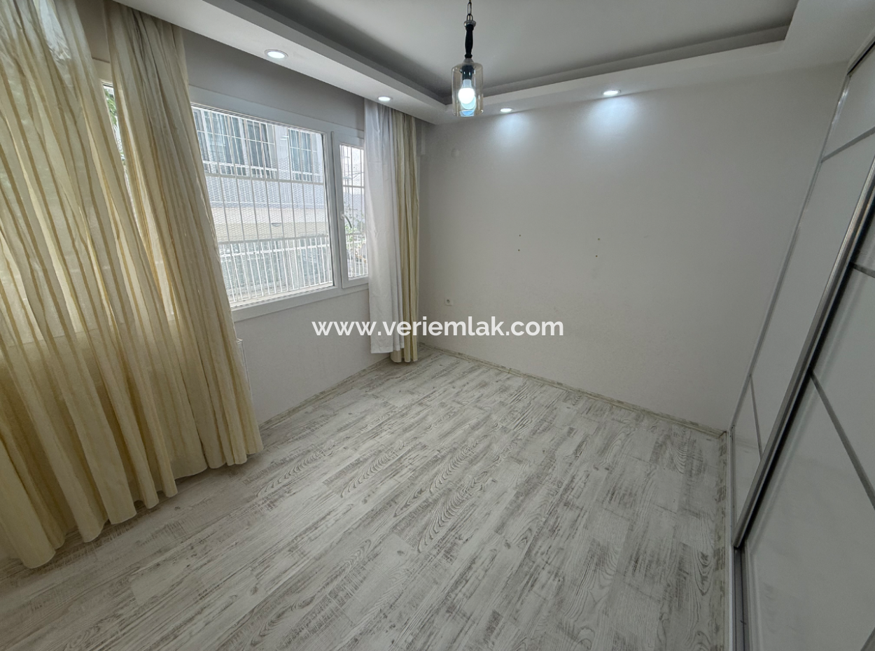 Detached Entrance Renovated Flat Close To The Street In Göztepe
