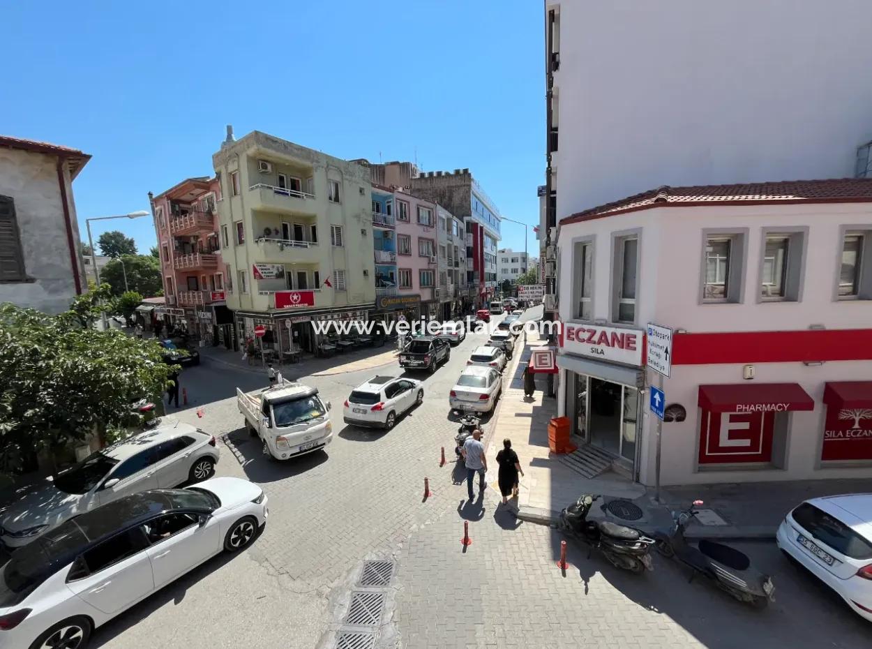 Corner Office For Rent At The Entrance Of Seferihisar Marketplace With Secretariat, 2 Rooms, Separate Kitchen And En-Suite Bathroom!