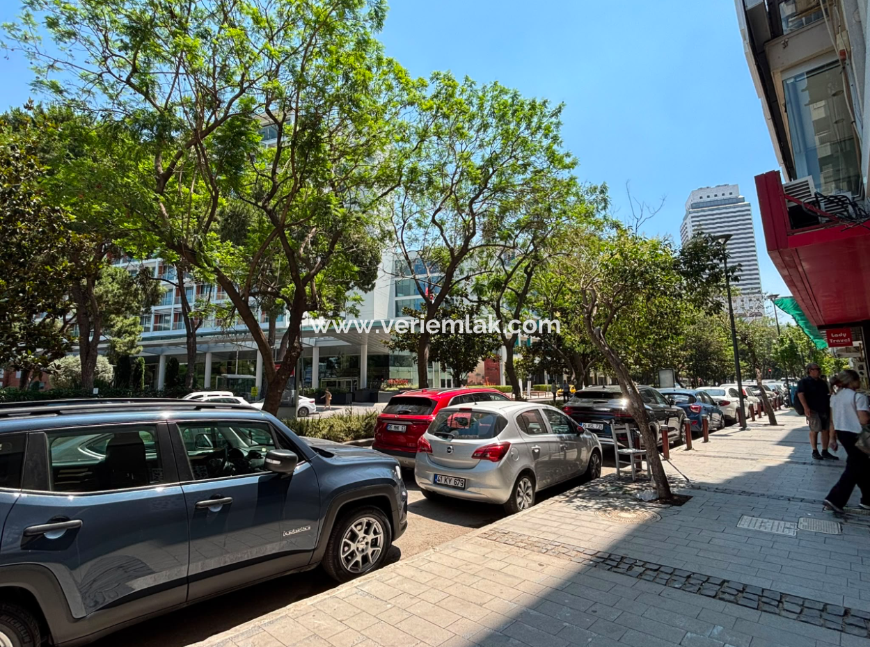 Alsancakswiss Hotel Karşisinda70M2 Free Shop For Rent With Net Wc