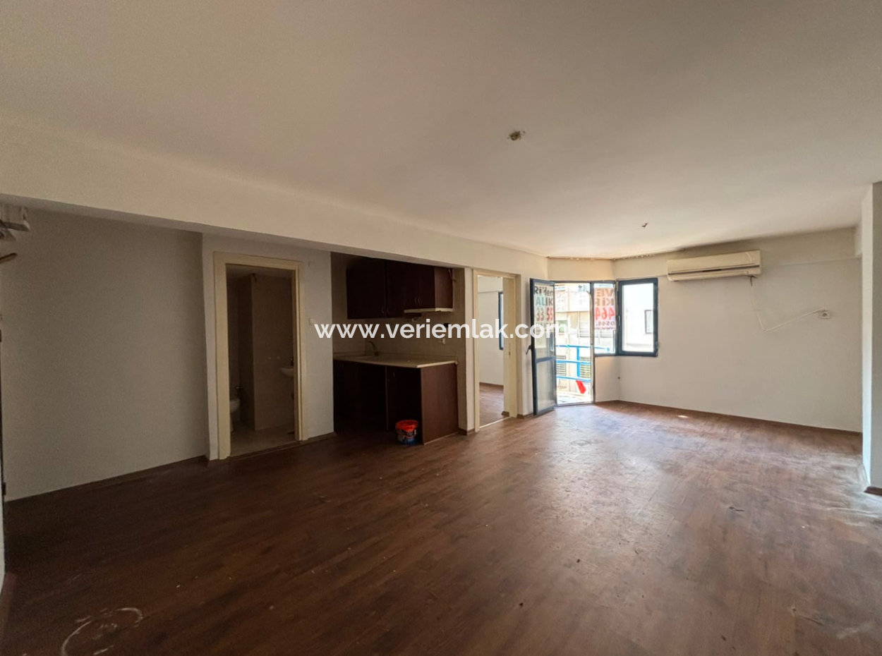 Near Alsancak Dünya Göz Hospital 2Nd Floor 1 1 50M2 Apartment For Rent With Elevator
