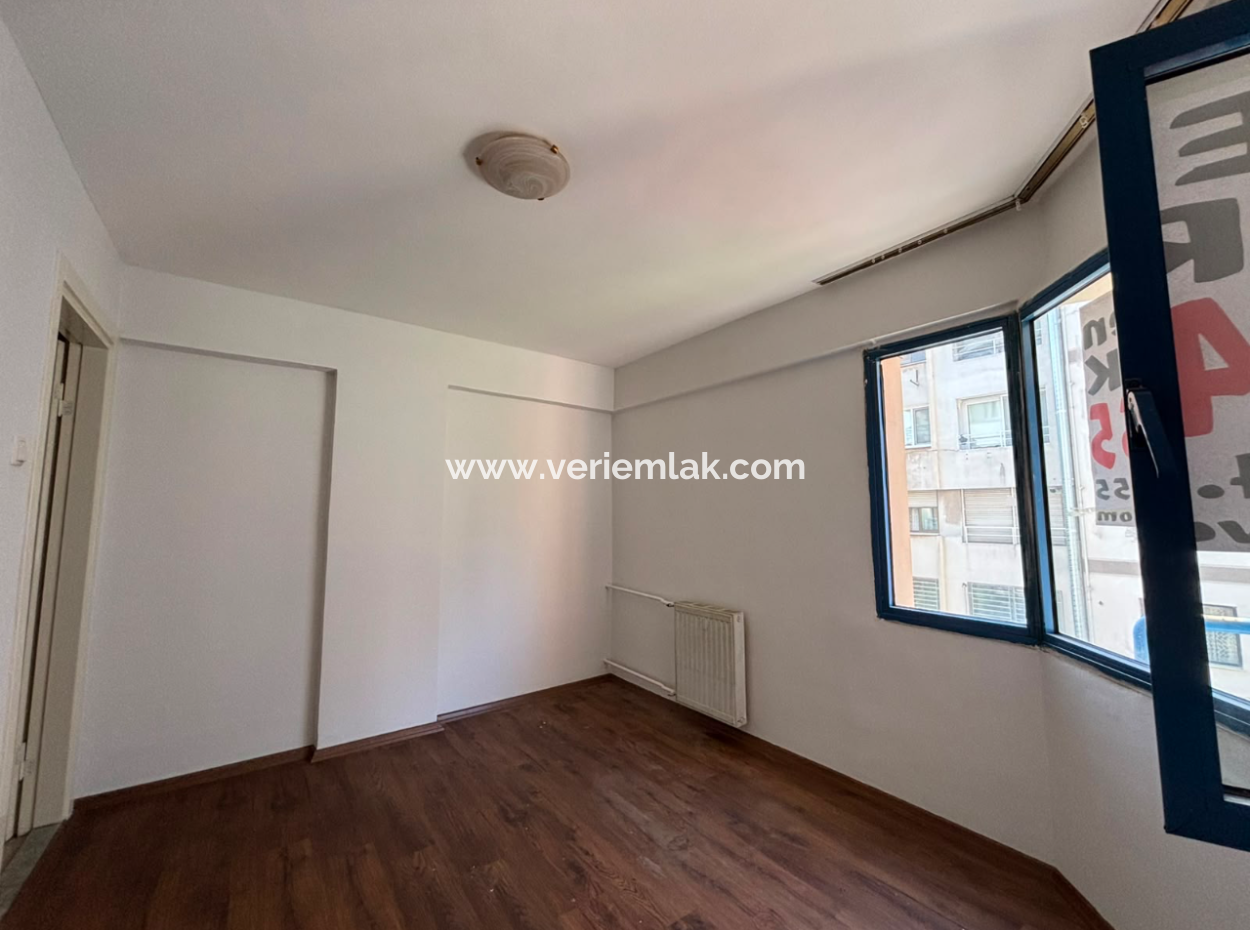 Near Alsancak Dünya Göz Hospital 2Nd Floor 1 1 50M2 Apartment For Rent With Elevator