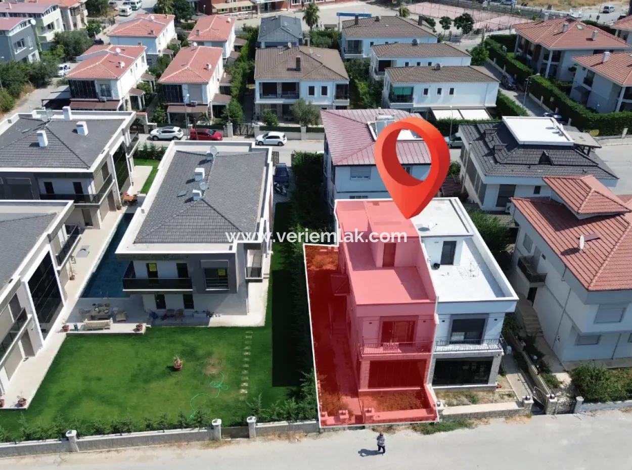 Private Villa For Sale In The Villas Area In The City Center Of Seferihisar