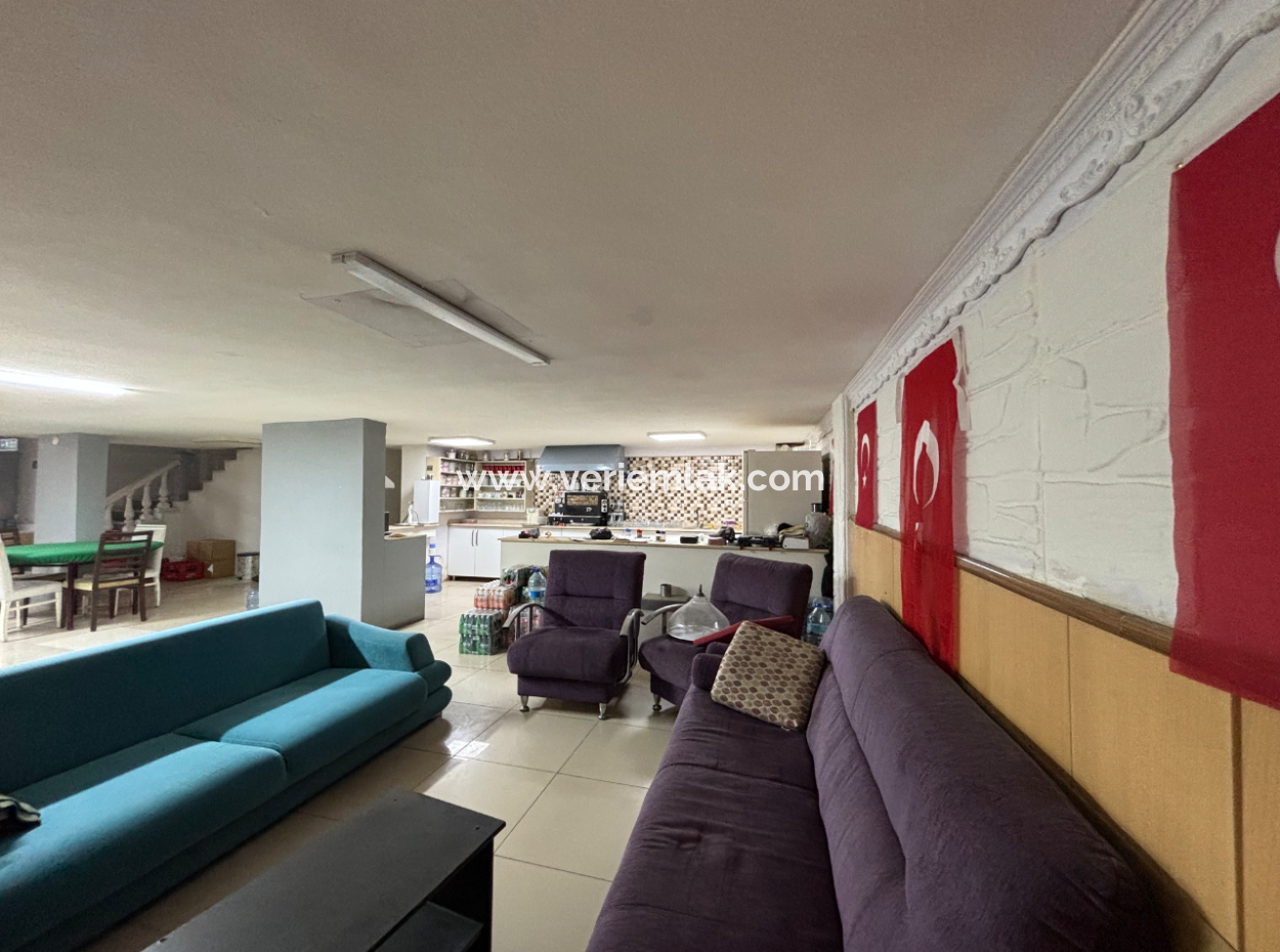 300M2 Shop For Rent With Wide Facade In Seferihisar Bazaar Center