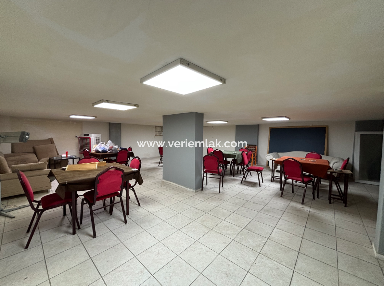 300M2 Shop For Rent With Wide Facade In Seferihisar Bazaar Center