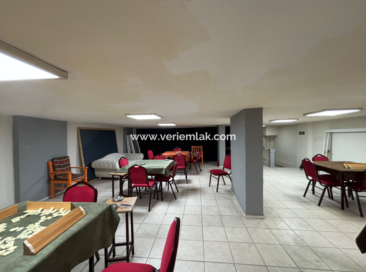 300M2 Shop For Rent With Wide Facade In Seferihisar Bazaar Center