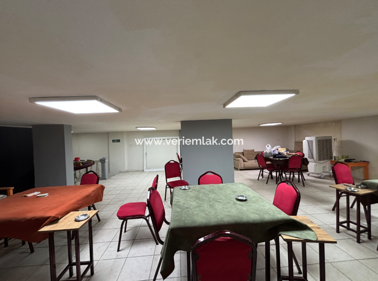 300M2 Shop For Rent With Wide Facade In Seferihisar Bazaar Center