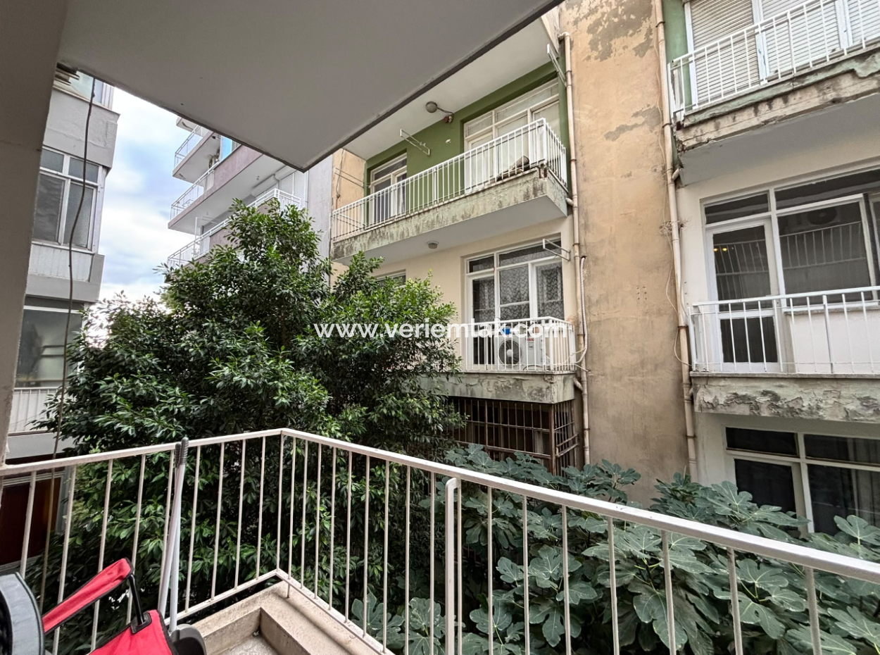Alsancak Near Dutlu Street 3 1 3Rd Floor Well-Maintained Flat For Sale
