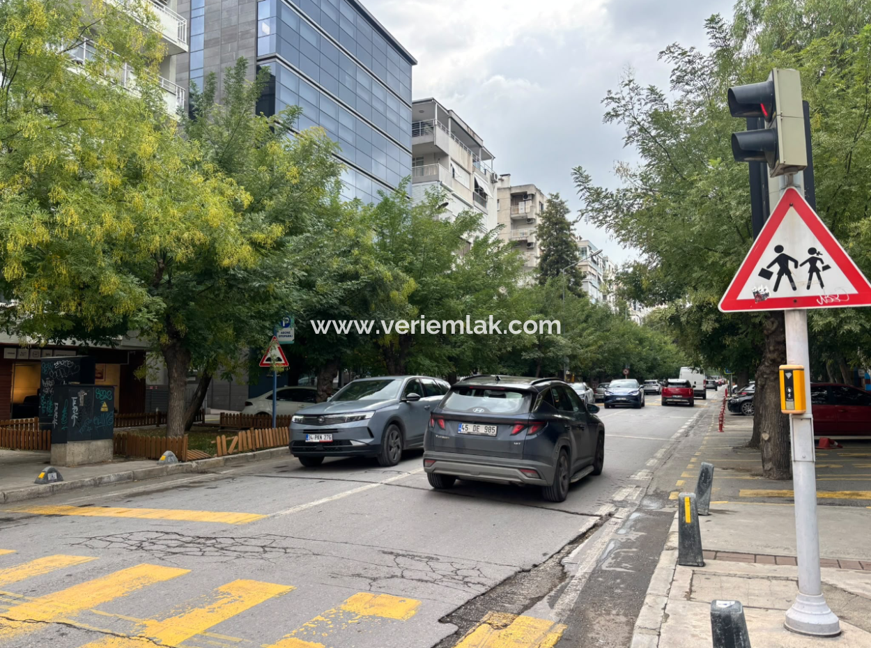 Alsancak Near Dutlu Street 3 1 3Rd Floor Well-Maintained Flat For Sale