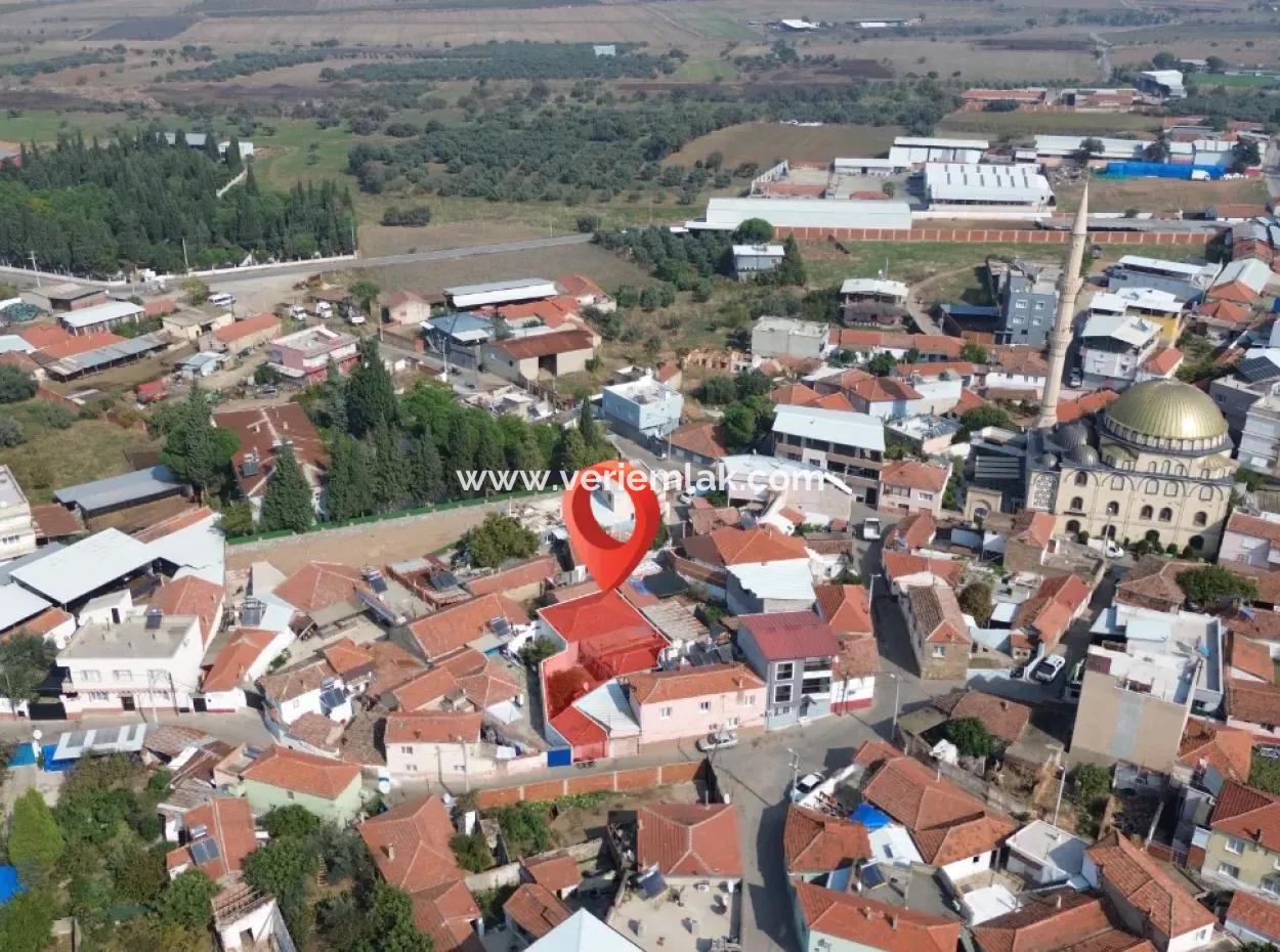 Detached House For Sale In Kemalpaşa Halilbeyli On A 229 M² Plot