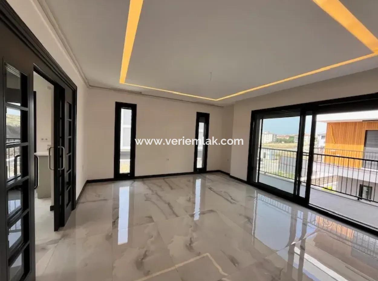 Brand New Apartments With Pool In A Complex In Seferihisar Karakayalar