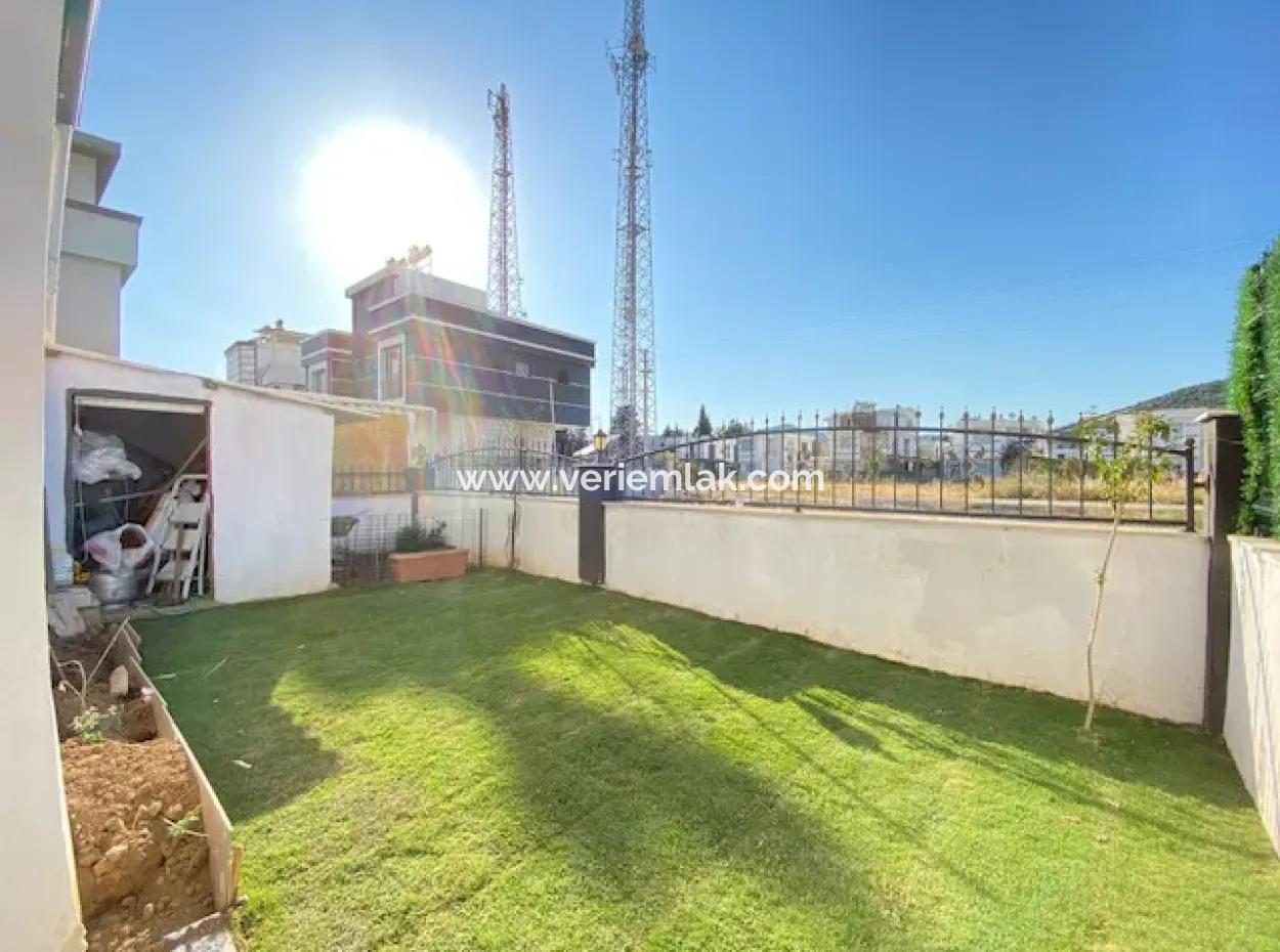 Seferihisar Doğanbeyde 3 1, Villa For Sale With Garden