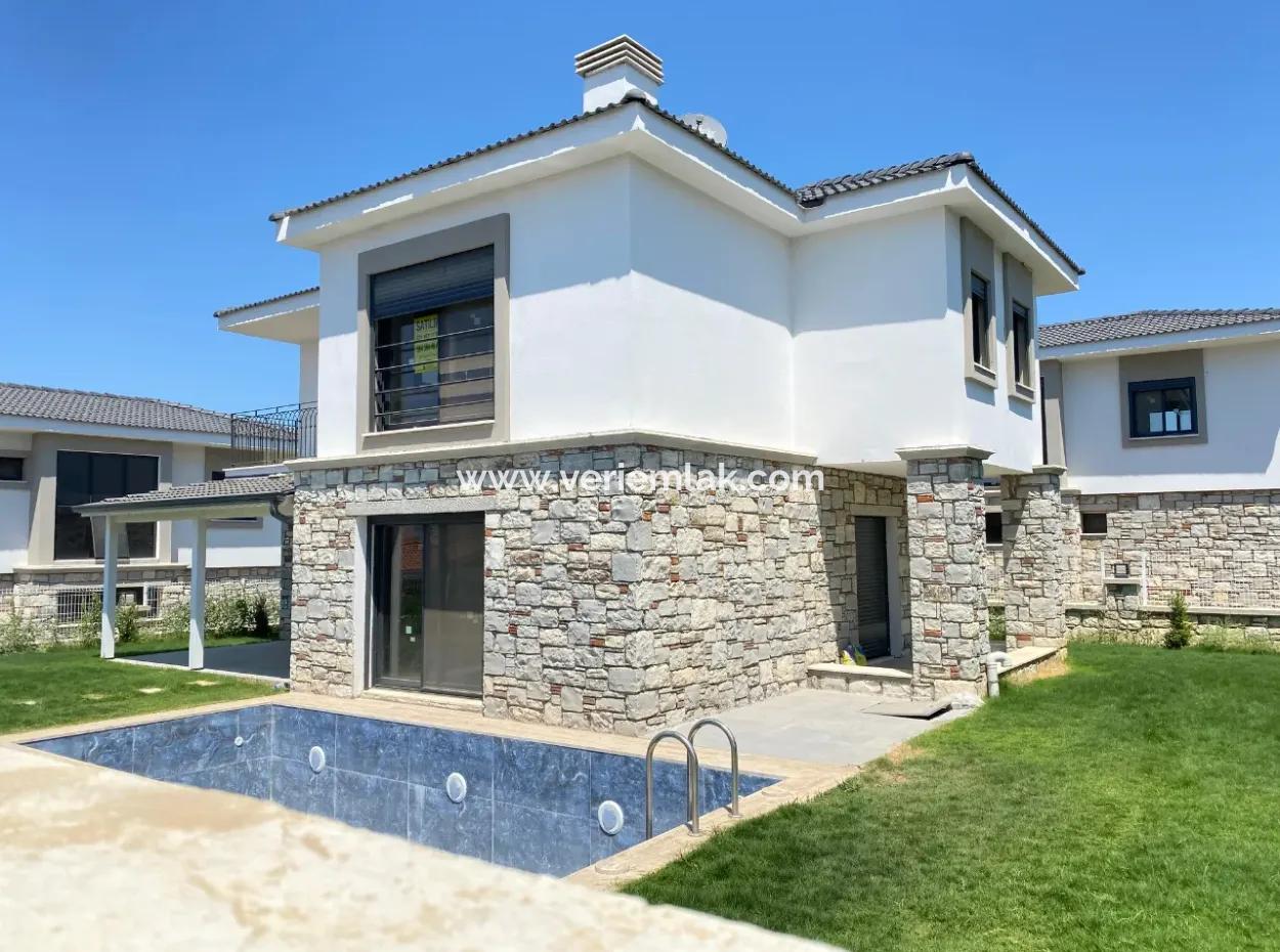 4 1 Villa For Sale With Pool And Garden In Seferihisar Akarca