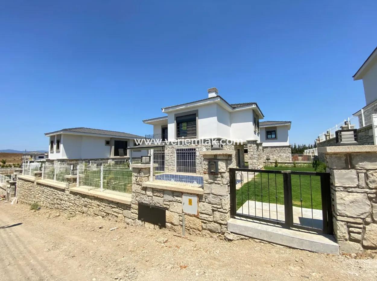 4 1 Villa For Sale With Pool And Garden In Seferihisar Akarca