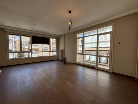 Opportunity Apartment For Rent 3Rd Floor 2 1 Rent On Alsancak Dutlu Street.