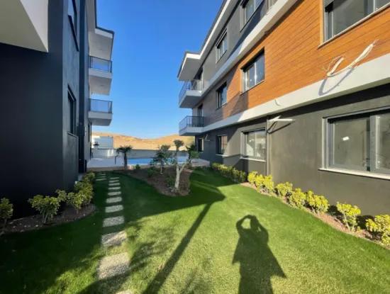 2 1 Flat For Sale With Garden Use In Catamaran Complex In Çolakibrahimbey