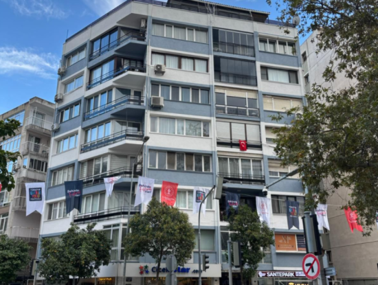 Alsancak Poet Eşrefte 1.Kat 3 1 Renovated Workplace / Flat For Rent!