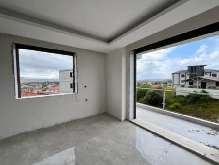 1 1 House For Sale With Luxury Architecture And Large Balcony On Seferihisar Gözsüzler Caddesi
