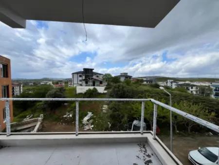 1 1 House For Sale With Luxury Architecture And Large Balcony On Seferihisar Gözsüzler Caddesi