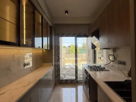 Brand New Apartment With Pool, Equipped With Luxury Details, In Seferihisar Çolakibrahimbey Neighborhood