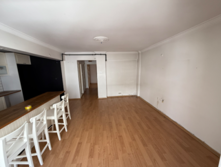 Renovated Natural Gas Apartment Close To The Street In Küçükyali