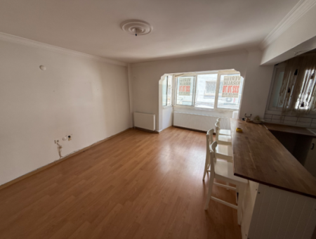 Renovated Natural Gas Apartment Close To The Street In Küçükyali