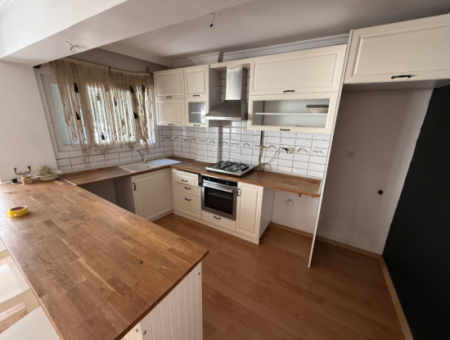 Renovated Natural Gas Apartment Close To The Street In Küçükyali