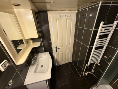 Renovated Natural Gas Apartment Close To The Street In Küçükyali