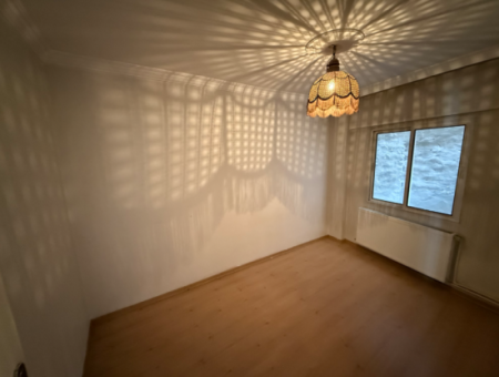 Renovated Natural Gas Apartment Close To The Street In Küçükyali