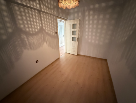 Renovated Natural Gas Apartment Close To The Street In Küçükyali