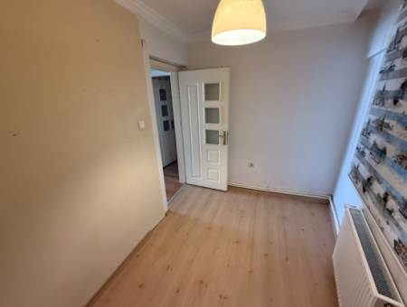 Renovated Natural Gas Apartment Close To The Street In Küçükyali