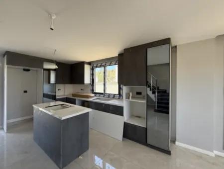 Luxury Villa In Seferihisar Çolakibrahimbey, Where You Will Experience The Rhythm Of Nature, Where Time Flows Slowly, Close To Life Away From The City, Breath-Taking With Its Garden, And Wake Up With The Sound Of Nature