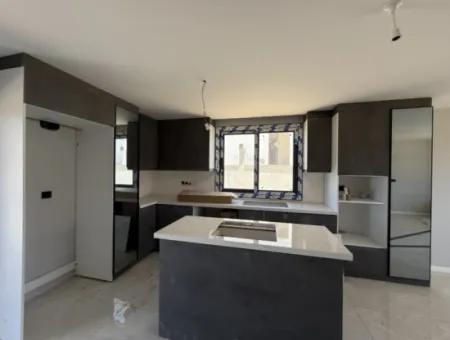 Luxury Villa In Seferihisar Çolakibrahimbey, Where You Will Experience The Rhythm Of Nature, Where Time Flows Slowly, Close To Life Away From The City, Breath-Taking With Its Garden, And Wake Up With The Sound Of Nature