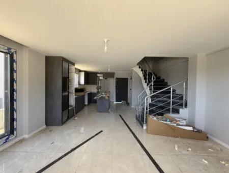 Luxury Villa In Seferihisar Çolakibrahimbey, Where You Will Experience The Rhythm Of Nature, Where Time Flows Slowly, Close To Life Away From The City, Breath-Taking With Its Garden, And Wake Up With The Sound Of Nature