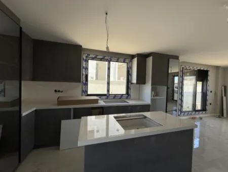 Luxury Villa In Seferihisar Çolakibrahimbey, Where You Will Experience The Rhythm Of Nature, Where Time Flows Slowly, Close To Life Away From The City, Breath-Taking With Its Garden, And Wake Up With The Sound Of Nature
