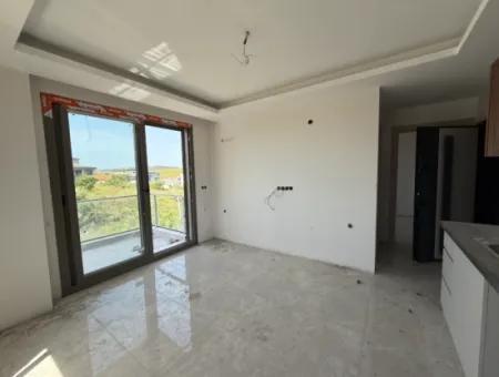 Spacious And Modern 1 1 Apartment In Camiikebir, Seferihisar