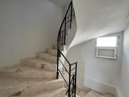 Complete Building For Sale Suitable For Investment In Seferihisar Camikebir Neighborhood