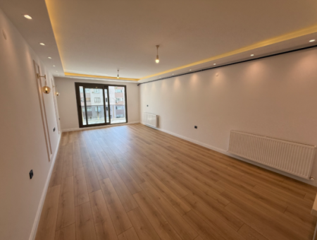 Near Göztepe Stadium On The Street With Full Renovation And Elevator Parking Lot