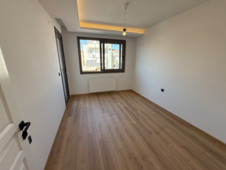 Near Göztepe Stadium On The Street With Full Renovation And Elevator Parking Lot